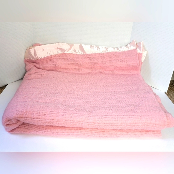 Source Unknown Bedding Vintage Waffle Weave Acrylic Pink Blanket